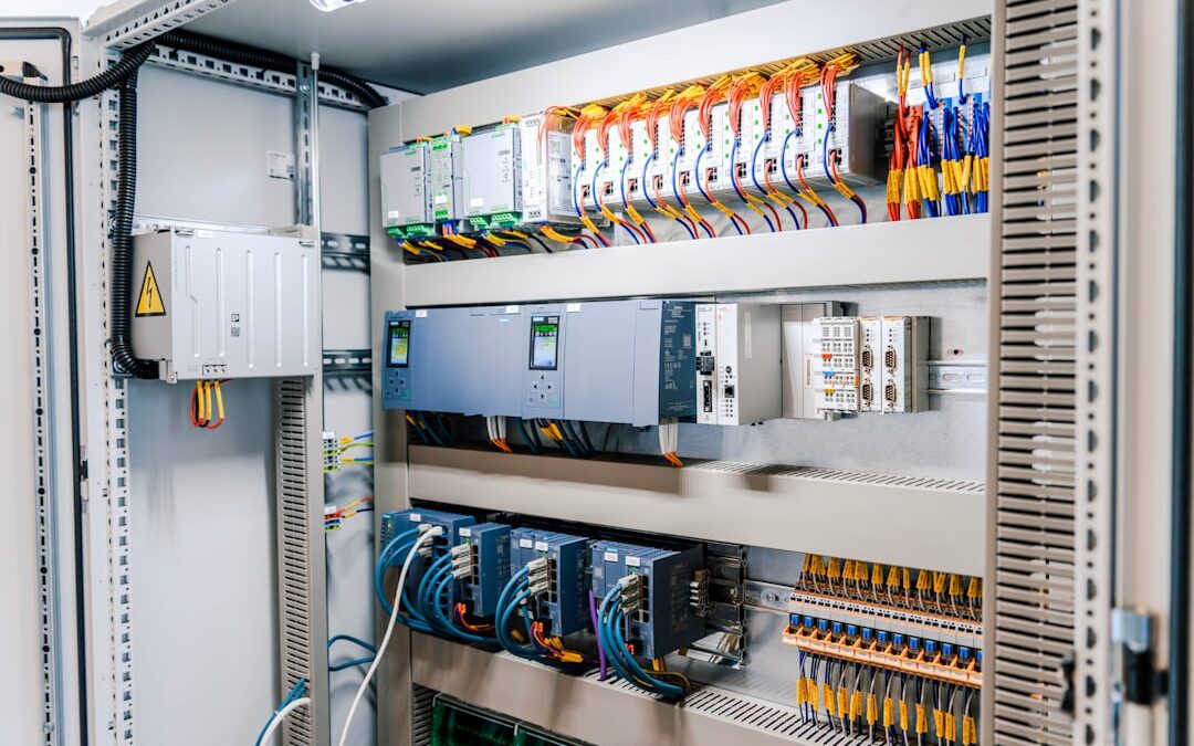 En behörig elektriker från vår elektrikerfirma installerar en ny elcentral i en villa i Höganäs.