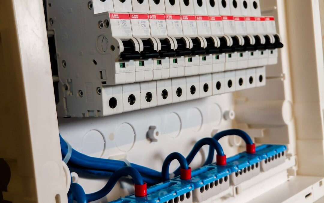 En modern, nyinstallerad elcentral med automatsäkringar och jordfelsbrytare i en villa i Västra Skåne.