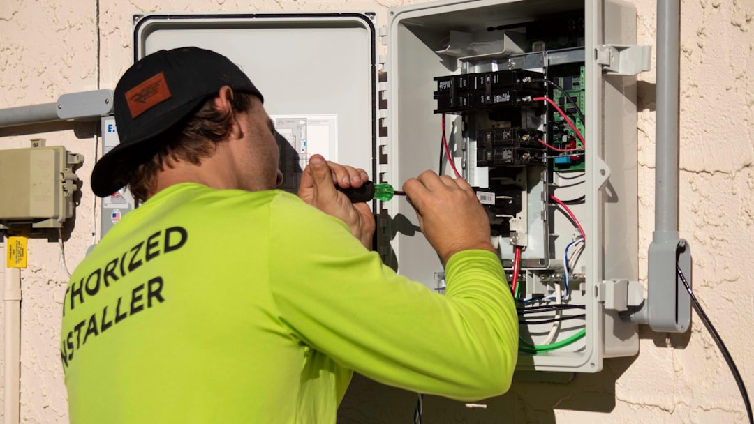 Behörig elektriker utför en säker el installation i en villa i Helsingborg.
