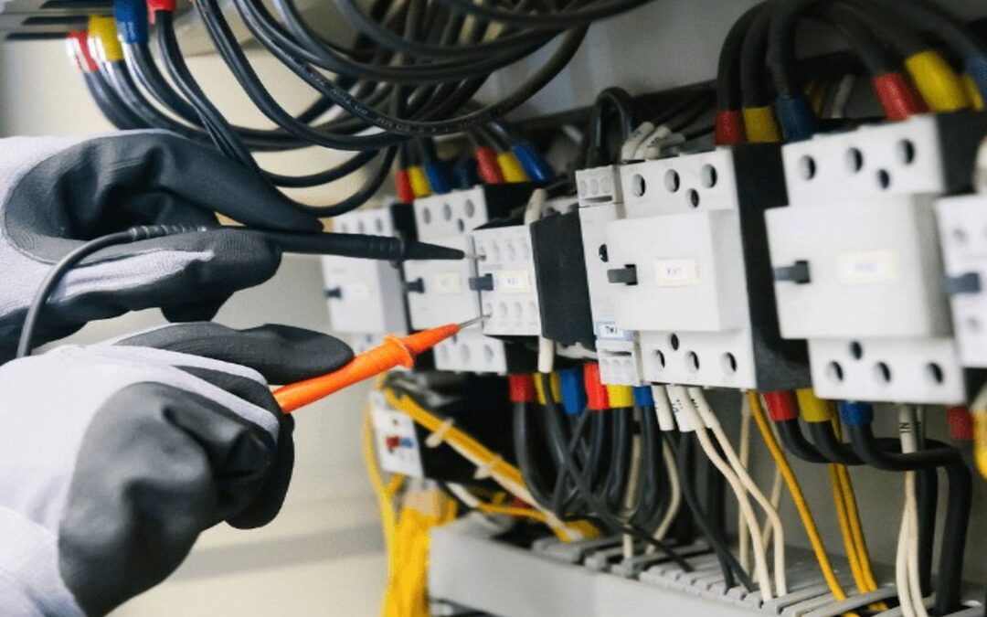 En behörig elektriker utför en säker elinstallation i ett hem i Landskrona.